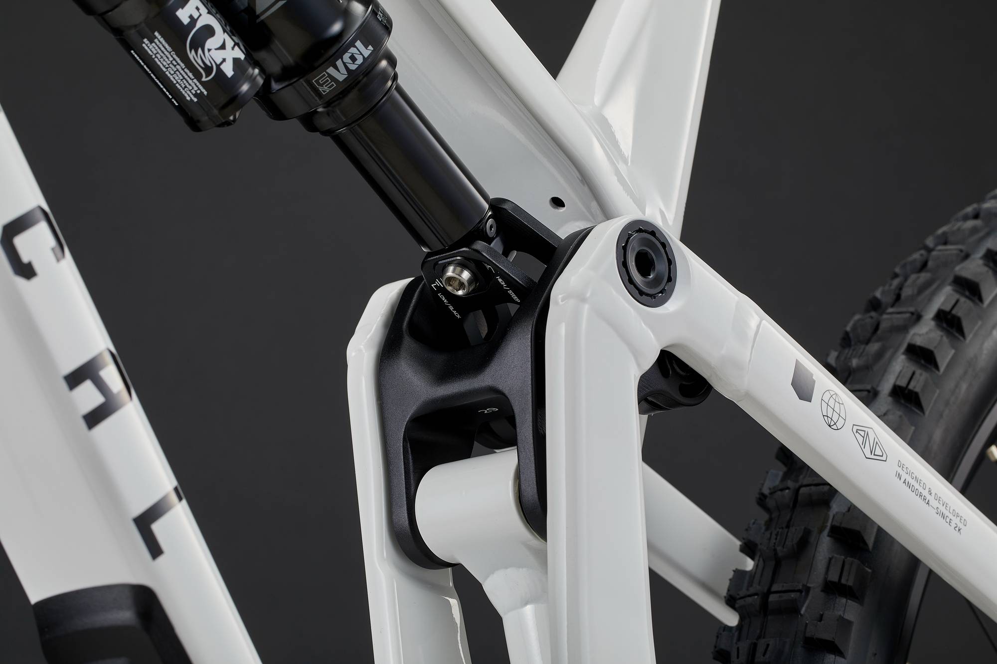 Commencal Meta v5 Essential Pure White - дополнительное фото 2